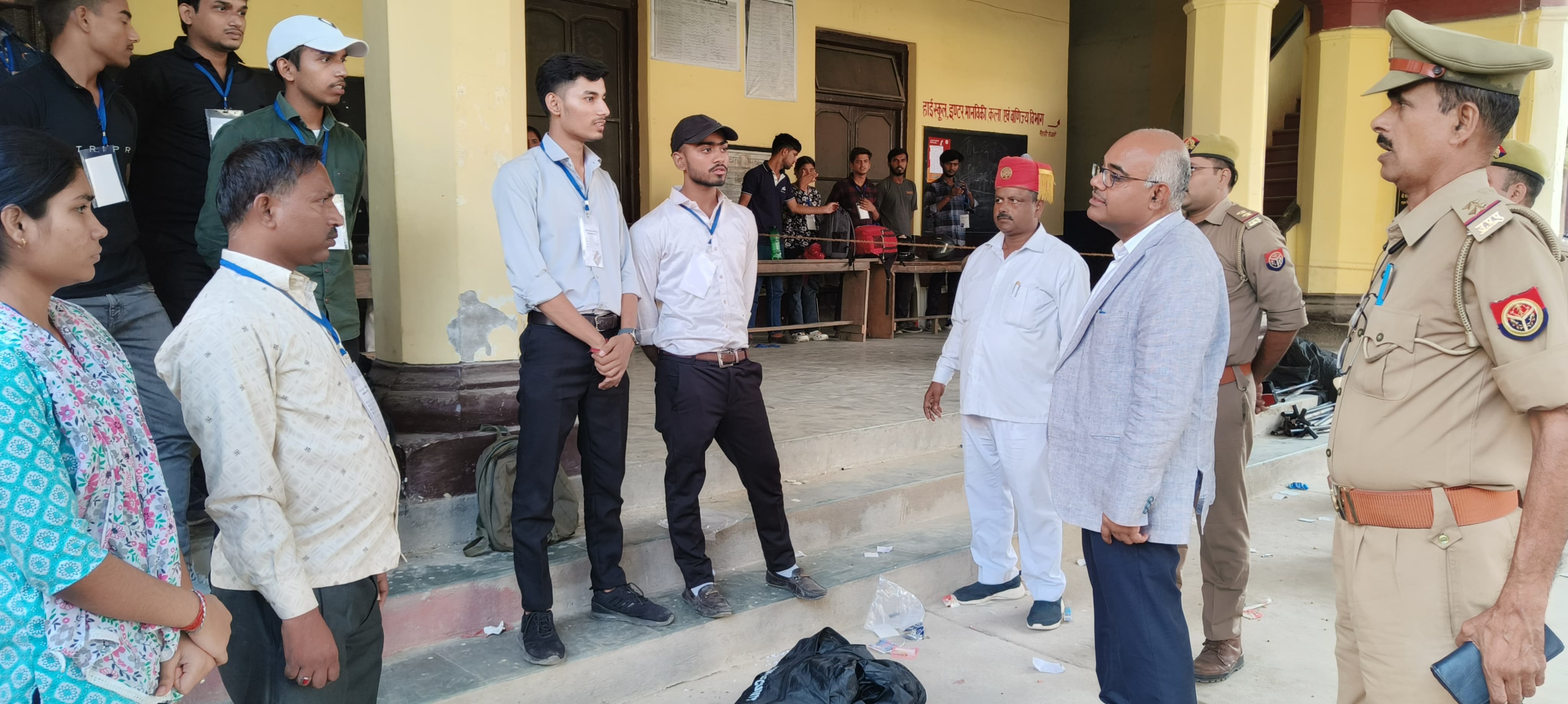 निरीक्षण करते जिलाधिकारी जितेंद्र प्रताप सिंह व अन्य छायाचित्र