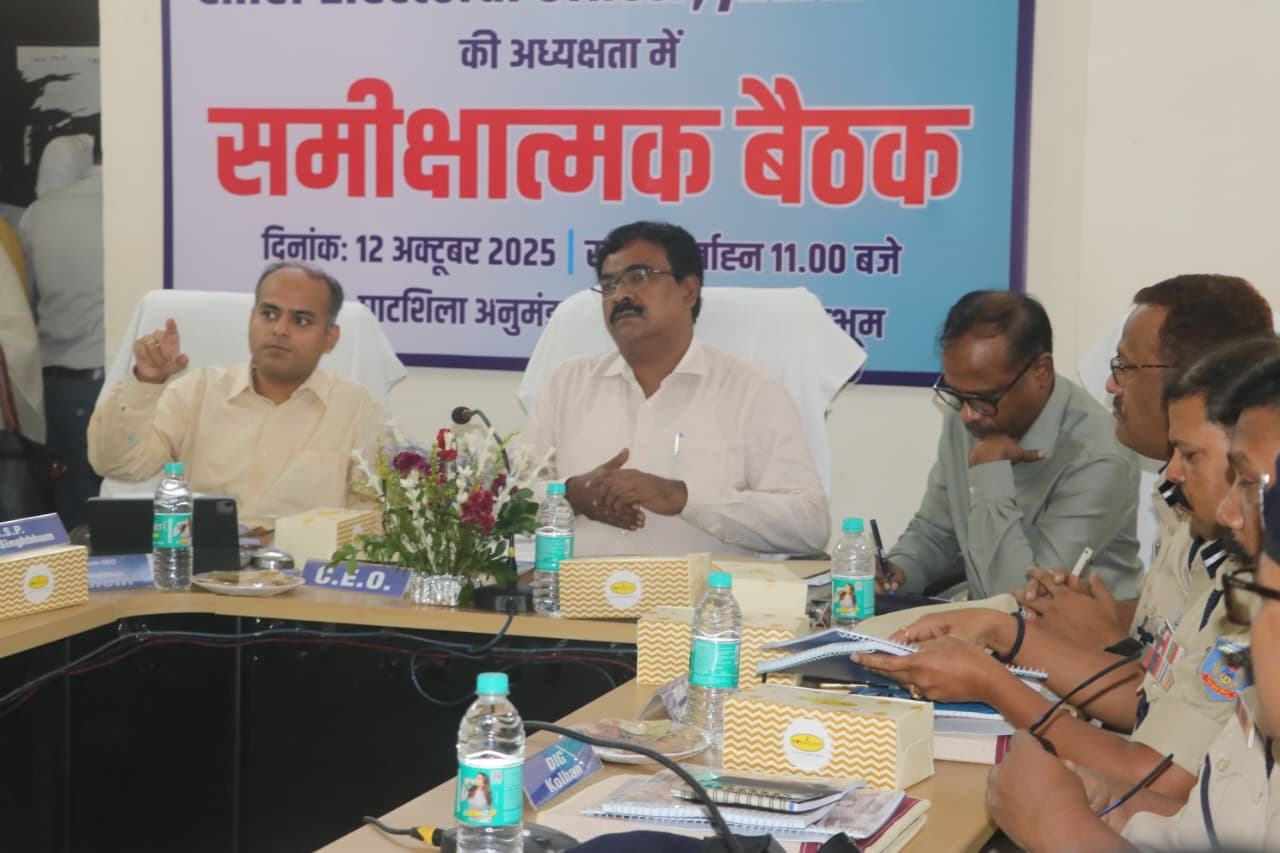 बैठक करते मुख्य निर्वाचन पदाधिकारी