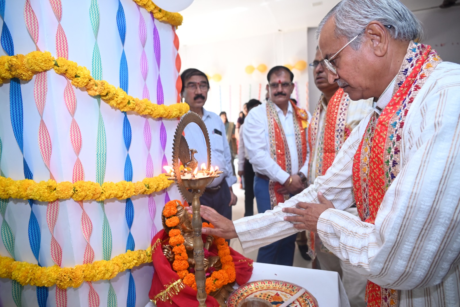 विवि में आयोजित सेमीनार में प्रतिभाग करने वालों के साथ कुलाधिपति किशन चौधरी
