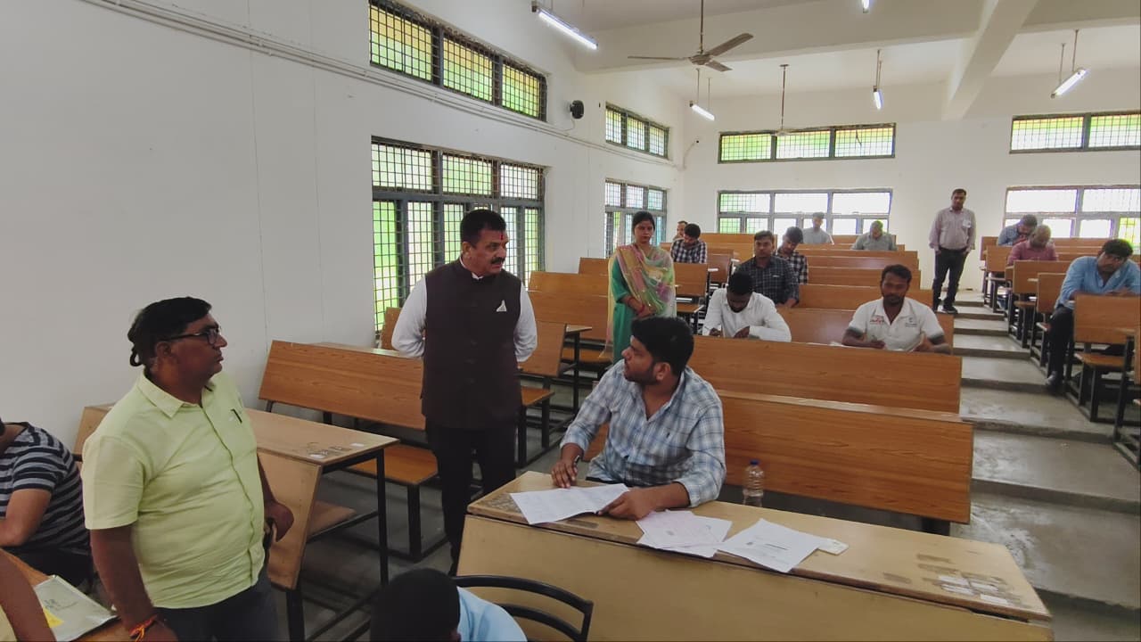 जिलाधिकारी डॉ दिनेश चंद्र सिंह और पुलिस अधिकारी डॉ कौस्तुभ केंद्रों का निरीक्षण करते हुए