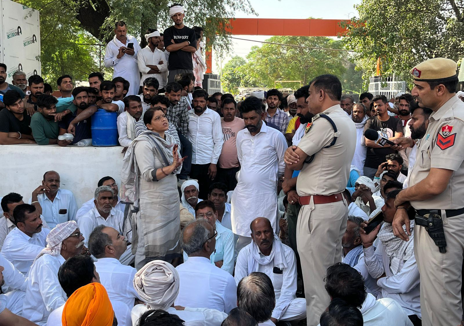 सिरसा के नागरिक अस्पताल में धरने पर बैठे मृतक के परिजन व अन्य लोग।