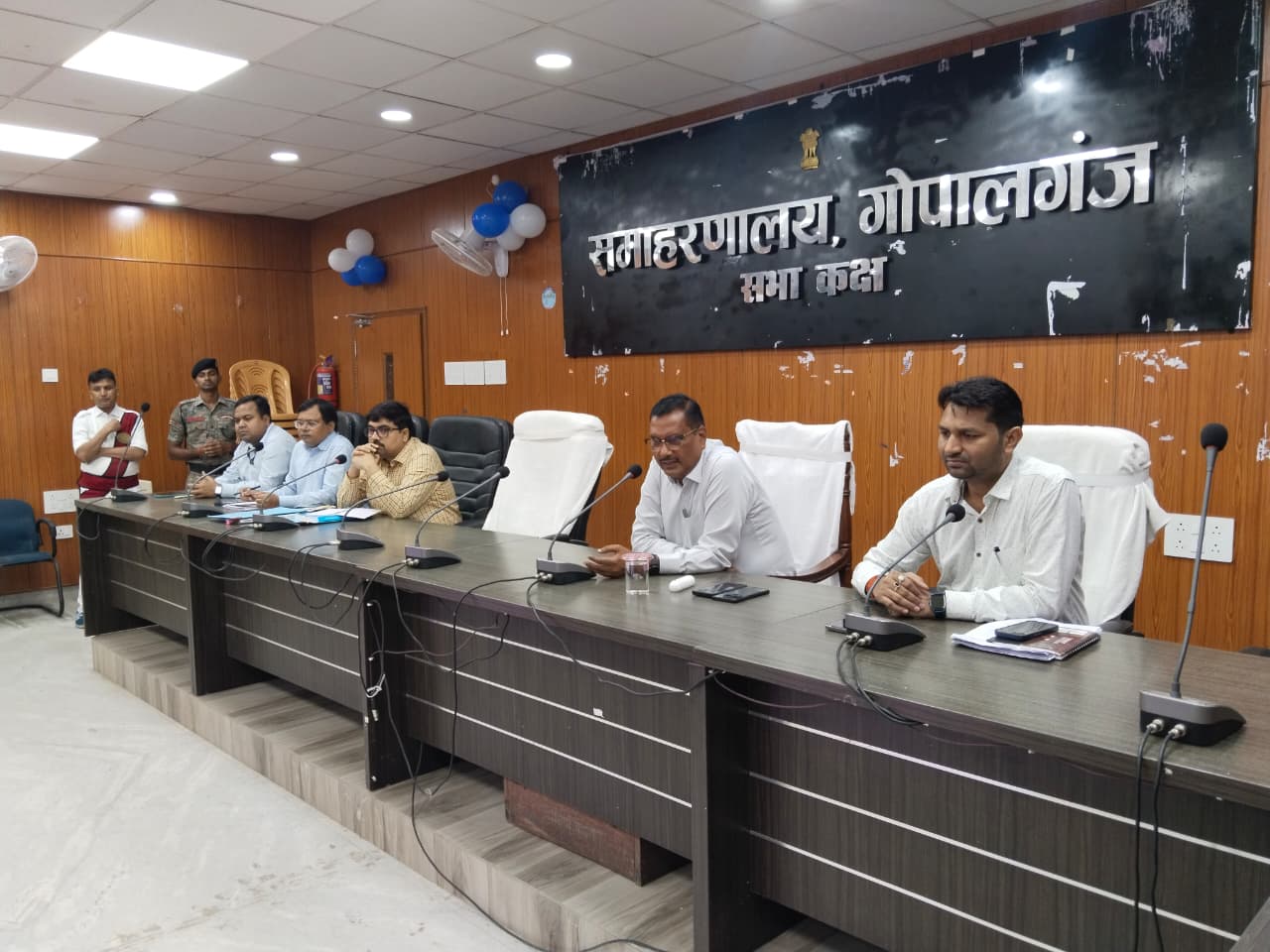 जानकारी देते