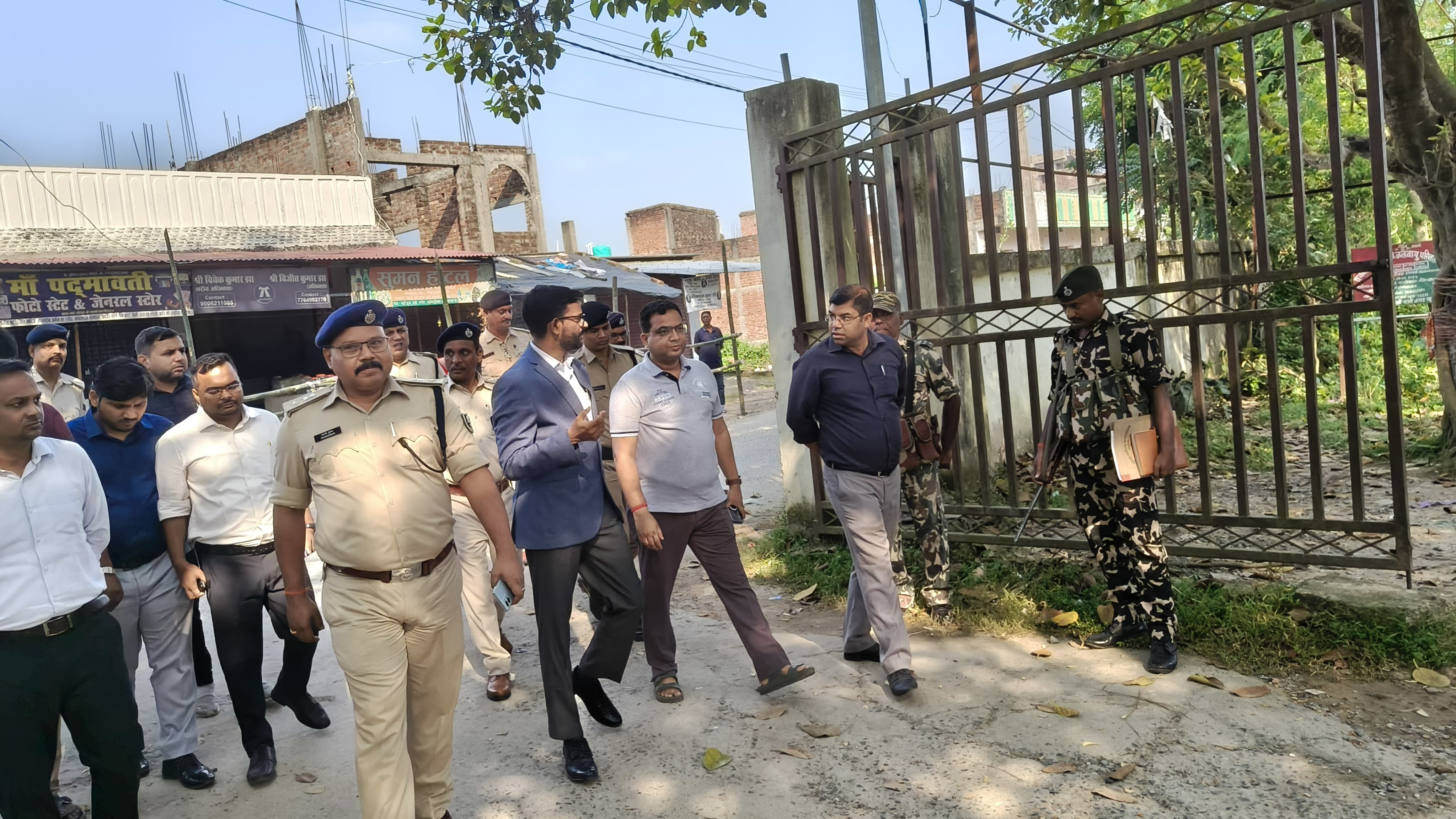 अररिया फोटो:जिलाधिकारी और आरक्षी अधीक्षक जायजा लेते