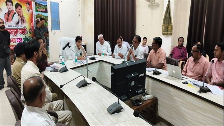 सिंधिया का चंदेरी में इंडस्ट्रियल इंफ्रास्ट्रक्चर अपग्रेडेशन स्कीम (आईआईयूएस) प्रोजेक्ट- हैंडलूम पार्क का दौरा सिंधिया का चंदेरी में इंडस्ट्रियल इंफ्रास्ट्रक्चर अपग्रेडेशन स्कीम (आईआईयूएस) प्रोजेक्ट- हैंडलूम पार्क का दौरा