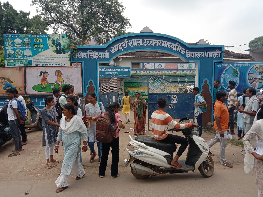 परीक्षा केंद्र के बाहर निकलते हुए परीक्षार्थी। परीक्षा केंद्र के बाहर निकलते हुए परीक्षार्थी।