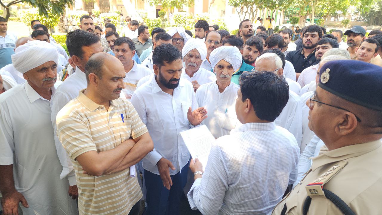 फोटो कैप्शन 12आरटीके2 : लघु सचिवालय में प्रशासनिक अधिकारी को ज्ञापन सौंपते खाप पंचायत व सामाजिक संगठनों के पदाधिकारी ---------- फोटो कैप्शन 12आरटीके2 : लघु सचिवालय में प्रशासनिक अधिकारी को ज्ञापन सौंपते खाप पंचायत व सामाजिक संगठनों के पदाधिकारी ----------