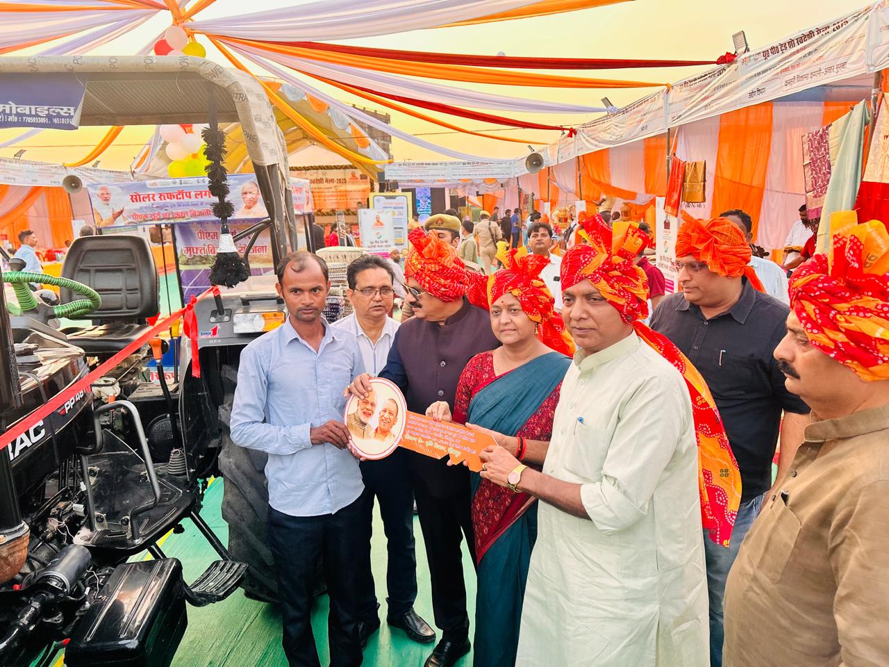 किसान को ट्रैक्टर की चाभी  देते हुए जिलाधिकारी डॉ दिनेश चंद्र एसएमसी विद्या सागर सोनकर सीमा द्विवेदी