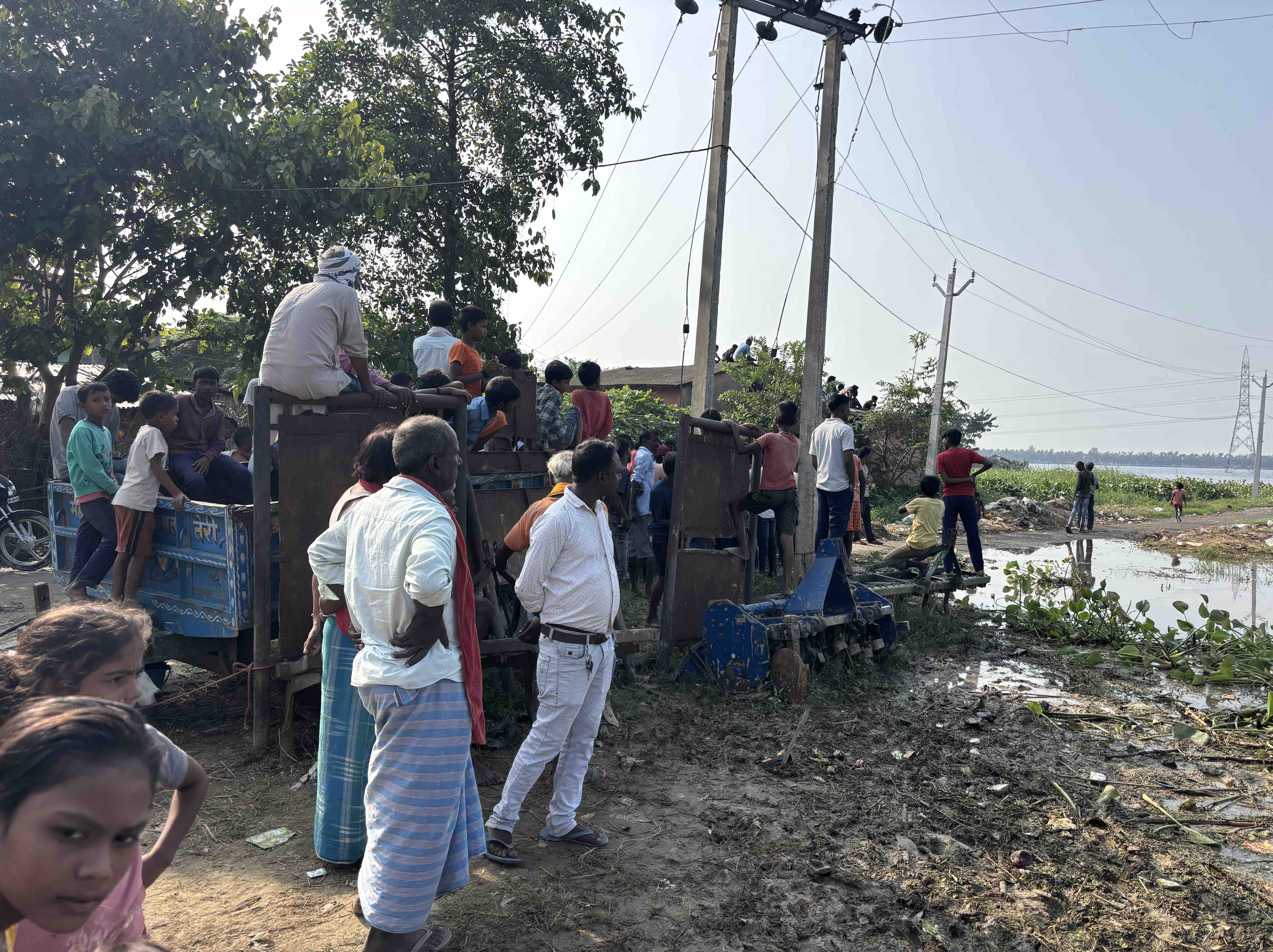 नदी के समीप जुटे ग्रामीण