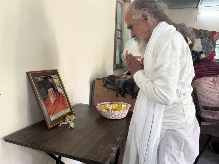 श्रद्धांजलि देते स्वामी शिवानंद श्रद्धांजलि देते स्वामी शिवानंद