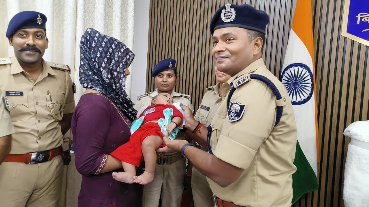 सारण पुलिस ने नवजात शिशु के खरीद-फरोख्त करने वाले गिरोह भंडाफोड़ किया है। पुलिस ने इस मामले में 3 लोगों को गिरफ्तार किया है। साथ ही नवजात को सकुशल बरामद किया है। सारण के वरीय पुलिस अधीक्षक डॉ कुमार आशीष ने बताया कि दिनांक 26.09.2025 को जनता बाजार थाना में एक महिला द्वारा आवेदन दिया गया, जिसमें आरोप लगाया गया कि जनता बाजार थानाक्षेत्र के निवासी हरिकिशोर प्रसाद पिता रामप्रीत प्रसाद, ग्राम भटवलिया, जो संगम ऑर्केस्ट्रा पार्टी का संचालक है, एवं उसके भाई उपेन्द्र सिंह, पिता स्व० रामप्रीत प्रसाद, जो माँ दुर्गा नर्सिंग होम नामक फर्जी क्लिनिक चलाता है, द्वारा महिला का प्रसव उक्त क्लिनिक में कराया गया था। आवेदिका के अनुसार प्रसव के उपरांत अभियुक्तों ने अधिक राशि की मांग करते हुए नवजात शिशु को जबरन छीन लिया तथा किसी व्यक्ति को बेच दिया। इस संदर्भ में आवेदिका के लिखित आवेदन के आधार पर जनताबाजार थाना कांड सं0-228/25 दर्ज किया गया। वरीय पुलिस अधीक्षक ने बताया कि इस संदर्भ में उनके निर्देशन में एक विशेष पुलिस टीम का गठन किया गया। गठित टीम द्वारा प्राप्त आसूचना के आधार पर छापामारी कर गिरोह के सरगना आर्केष्ट्रा संचालक हरिकिशोर प्रसाद को दिनांक 27.09.2025 को गिरफ्तार किया गया। पूछताछ के दौरान उसने स्वीकार किया कि उसका भाई उपेन्द्र सिंह अपने दोस्त सोनु गिरी, पिता तारकेश्वर गिरी, ग्राम रसुलपुर, थाना-दरौन्दा, जिला सिवान के द्वारा उक्त नवजात शिशु को 5 लाख रूपये में किसी व्यक्ति को बेच दिया। प्रियंक कानूनगो, सदस्य राष्ट्रीय मानवाधिकार आयोग के पत्र के आलोक में सारण पुलिस की विशेष टीम द्वारा अभियुक्त हरिकिशोर प्रसाद के निशानदेही पर मिशन मुक्ति फाउन्डेशन, रेस्कयू फाउन्डेशन दिल्ली, गुजरात राज्य के बडोदरा पुलिस टीम के सहयोग से छापामारी कर अभियुक्त सोनु गिरी को बडोदरा से गिरफ्तार किया गया। जिसे विधिवत ट्रांजिट रिमांड पर जिला सारण लाया गया है, जिसकी निशानदेही पर उसके द्वारा 5 लाख में बिक्री किये गये नवजात शिशु को सिवान जिले के मुफस्सिल थानान्तर्गत ग्राम उखई स्थित नीरज पासवान, पिता सुरेन्द्र मांझी के घर से सकुशल बरामद किया गया। वर्तमान में प्रकरण का अनुसंधान जारी है तथा अन्य संलिप्त व्यक्तियों की गिरफ्तारी हेतु छापामारी की जा रही हैं। साथ ही उक्त फर्जी क्लिनिक की जांच कर अन्य संलिप्त व्यक्त्यिों पर कड़ी से कड़ी कार्रवाई की जा रही है। शीघ्र अनुसंधान पूर्ण कर स्पीडी ट्रायल के माध्यम से दोषियों को कड़ी से कडी सजा दिलवायी जायेगी। सभी सुधिजनों से सारण पुलिस ने अपील की है कि इस प्रकार की सूचना या कोई जानकारी हो तो कृपया आवाज दो की हेल्पलाइन नं0-9031600191 पर दें। कृपया सूचना दें सहयोग करें। पुलिस ने इस मामले में हरिकिशोर प्रसाद, पिता-रामप्रीत प्रसाद, ग्राम-भटवलिया, थाना-जनताबाजार, जिला सारण, सोनु गिरी, पिता-तारकेश्वर गिरी, ग्राम रसुलपुर, थाना-दरौन्दा, जिला-सिवान, नीरज पासवान, पिता सुरेन्द्र मांझी, ग्राम-उखई, थाना-मुफस्सिल, जिला-सिवान शामिल हैं। सारण पुलिस ने नवजात शिशु के खरीद-फरोख्त करने वाले गिरोह भंडाफोड़ किया है। पुलिस ने इस मामले में 3 लोगों को गिरफ्तार किया है। साथ ही नवजात को सकुशल बरामद किया है। सारण के वरीय पुलिस अधीक्षक डॉ कुमार आशीष ने बताया कि दिनांक 26.09.2025 को जनता बाजार थाना में एक महिला द्वारा आवेदन दिया गया, जिसमें आरोप लगाया गया कि जनता बाजार थानाक्षेत्र के निवासी हरिकिशोर प्रसाद पिता रामप्रीत प्रसाद, ग्राम भटवलिया, जो संगम ऑर्केस्ट्रा पार्टी का संचालक है, एवं उसके भाई उपेन्द्र सिंह, पिता स्व० रामप्रीत प्रसाद, जो माँ दुर्गा नर्सिंग होम नामक फर्जी क्लिनिक चलाता है, द्वारा महिला का प्रसव उक्त क्लिनिक में कराया गया था। आवेदिका के अनुसार प्रसव के उपरांत अभियुक्तों ने अधिक राशि की मांग करते हुए नवजात शिशु को जबरन छीन लिया तथा किसी व्यक्ति को बेच दिया। इस संदर्भ में आवेदिका के लिखित आवेदन के आधार पर जनताबाजार थाना कांड सं0-228/25 दर्ज किया गया। वरीय पुलिस अधीक्षक ने बताया कि इस संदर्भ में उनके निर्देशन में एक विशेष पुलिस टीम का गठन किया गया। गठित टीम द्वारा प्राप्त आसूचना के आधार पर छापामारी कर गिरोह के सरगना आर्केष्ट्रा संचालक हरिकिशोर प्रसाद को दिनांक 27.09.2025 को गिरफ्तार किया गया। पूछताछ के दौरान उसने स्वीकार किया कि उसका भाई उपेन्द्र सिंह अपने दोस्त सोनु गिरी, पिता तारकेश्वर गिरी, ग्राम रसुलपुर, थाना-दरौन्दा, जिला सिवान के द्वारा उक्त नवजात शिशु को 5 लाख रूपये में किसी व्यक्ति को बेच दिया। प्रियंक कानूनगो, सदस्य राष्ट्रीय मानवाधिकार आयोग के पत्र के आलोक में सारण पुलिस की विशेष टीम द्वारा अभियुक्त हरिकिशोर प्रसाद के निशानदेही पर मिशन मुक्ति फाउन्डेशन, रेस्कयू फाउन्डेशन दिल्ली, गुजरात राज्य के बडोदरा पुलिस टीम के सहयोग से छापामारी कर अभियुक्त सोनु गिरी को बडोदरा से गिरफ्तार किया गया। जिसे विधिवत ट्रांजिट रिमांड पर जिला सारण लाया गया है, जिसकी निशानदेही पर उसके द्वारा 5 लाख में बिक्री किये गये नवजात शिशु को सिवान जिले के मुफस्सिल थानान्तर्गत ग्राम उखई स्थित नीरज पासवान, पिता सुरेन्द्र मांझी के घर से सकुशल बरामद किया गया। वर्तमान में प्रकरण का अनुसंधान जारी है तथा अन्य संलिप्त व्यक्तियों की गिरफ्तारी हेतु छापामारी की जा रही हैं। साथ ही उक्त फर्जी क्लिनिक की जांच कर अन्य संलिप्त व्यक्त्यिों पर कड़ी से कड़ी कार्रवाई की जा रही है। शीघ्र अनुसंधान पूर्ण कर स्पीडी ट्रायल के माध्यम से दोषियों को कड़ी से कडी सजा दिलवायी जायेगी। सभी सुधिजनों से सारण पुलिस ने अपील की है कि इस प्रकार की सूचना या कोई जानकारी हो तो कृपया आवाज दो की हेल्पलाइन नं0-9031600191 पर दें। कृपया सूचना दें सहयोग करें। पुलिस ने इस मामले में हरिकिशोर प्रसाद, पिता-रामप्रीत प्रसाद, ग्राम-भटवलिया, थाना-जनताबाजार, जिला सारण, सोनु गिरी, पिता-तारकेश्वर गिरी, ग्राम रसुलपुर, थाना-दरौन्दा, जिला-सिवान, नीरज पासवान, पिता सुरेन्द्र मांझी, ग्राम-उखई, थाना-मुफस्सिल, जिला-सिवान शामिल हैं।