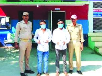पुलिस गिरफ्त में आरोपित पुलिस गिरफ्त में आरोपित