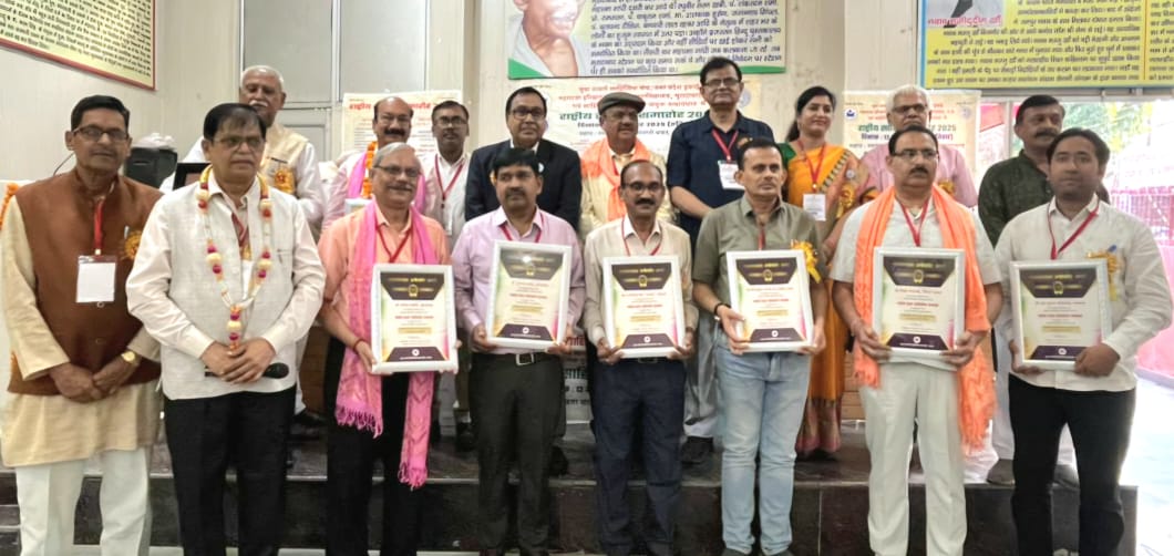 युवा उत्कर्ष साहित्यिक मंच उत्तर प्रदेश इकाई का साहित्यकार समागम कार्यक्रम में सम्मानित हुए साहित्यकार। युवा उत्कर्ष साहित्यिक मंच उत्तर प्रदेश इकाई का साहित्यकार समागम कार्यक्रम में सम्मानित हुए साहित्यकार।