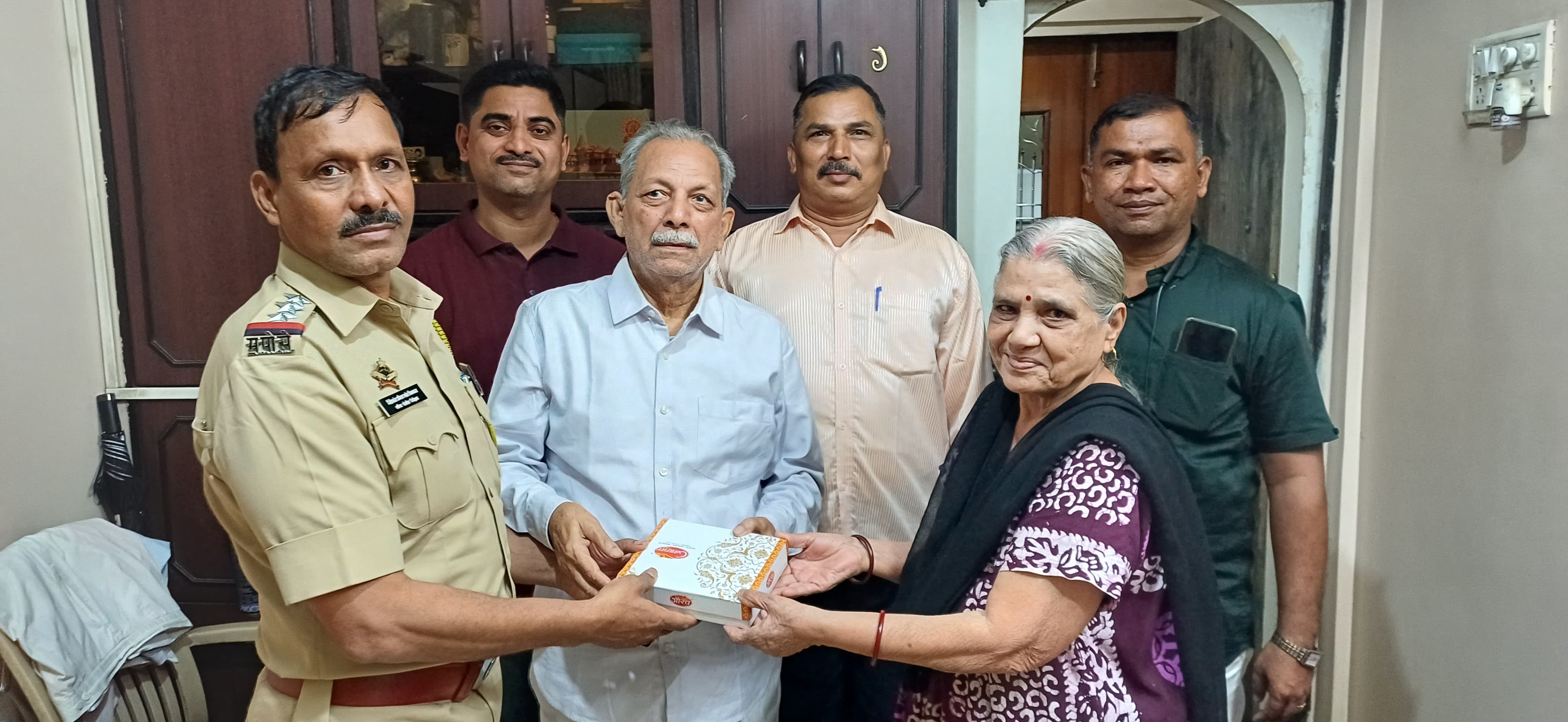 Thane police gift sweets lonely elderly people on Diwali