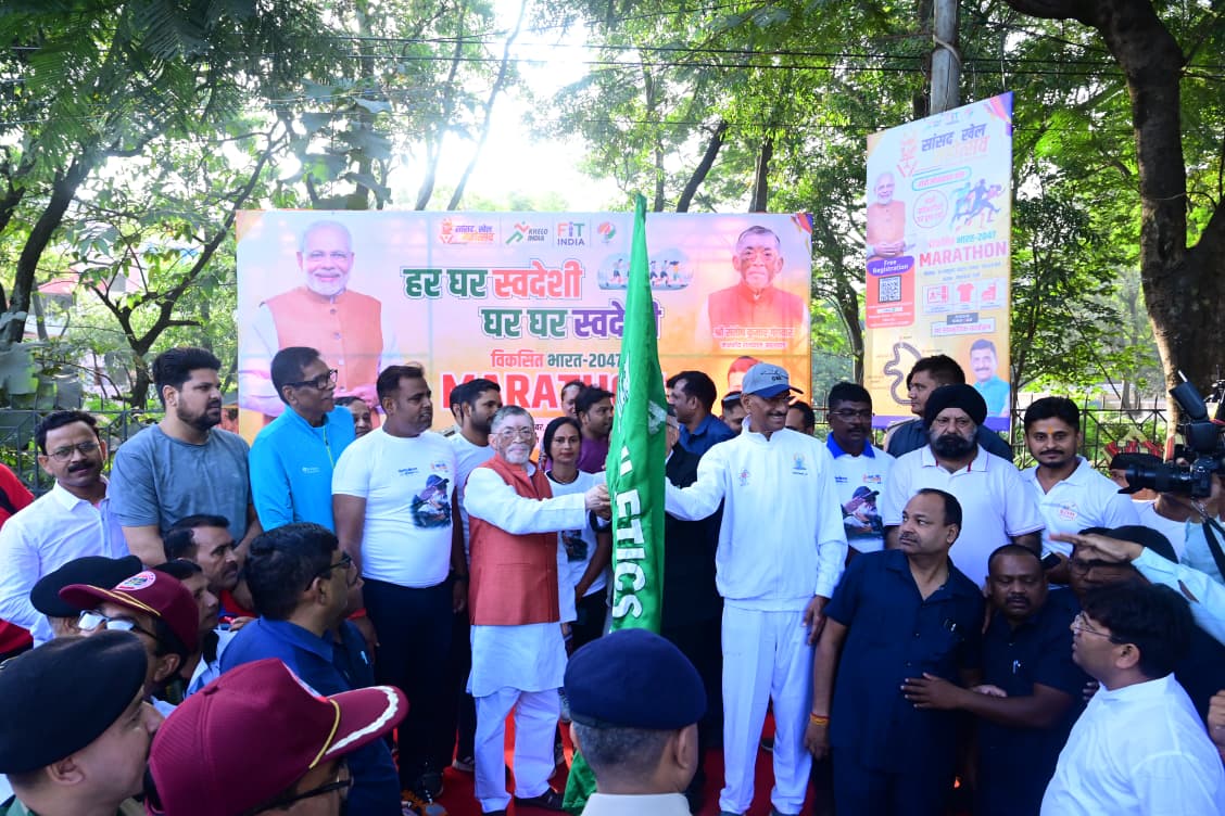 राज्यपाल हरी झंडी दिखाकर मैराथन को रवाना करते राज्यपाल हरी झंडी दिखाकर मैराथन को रवाना करते