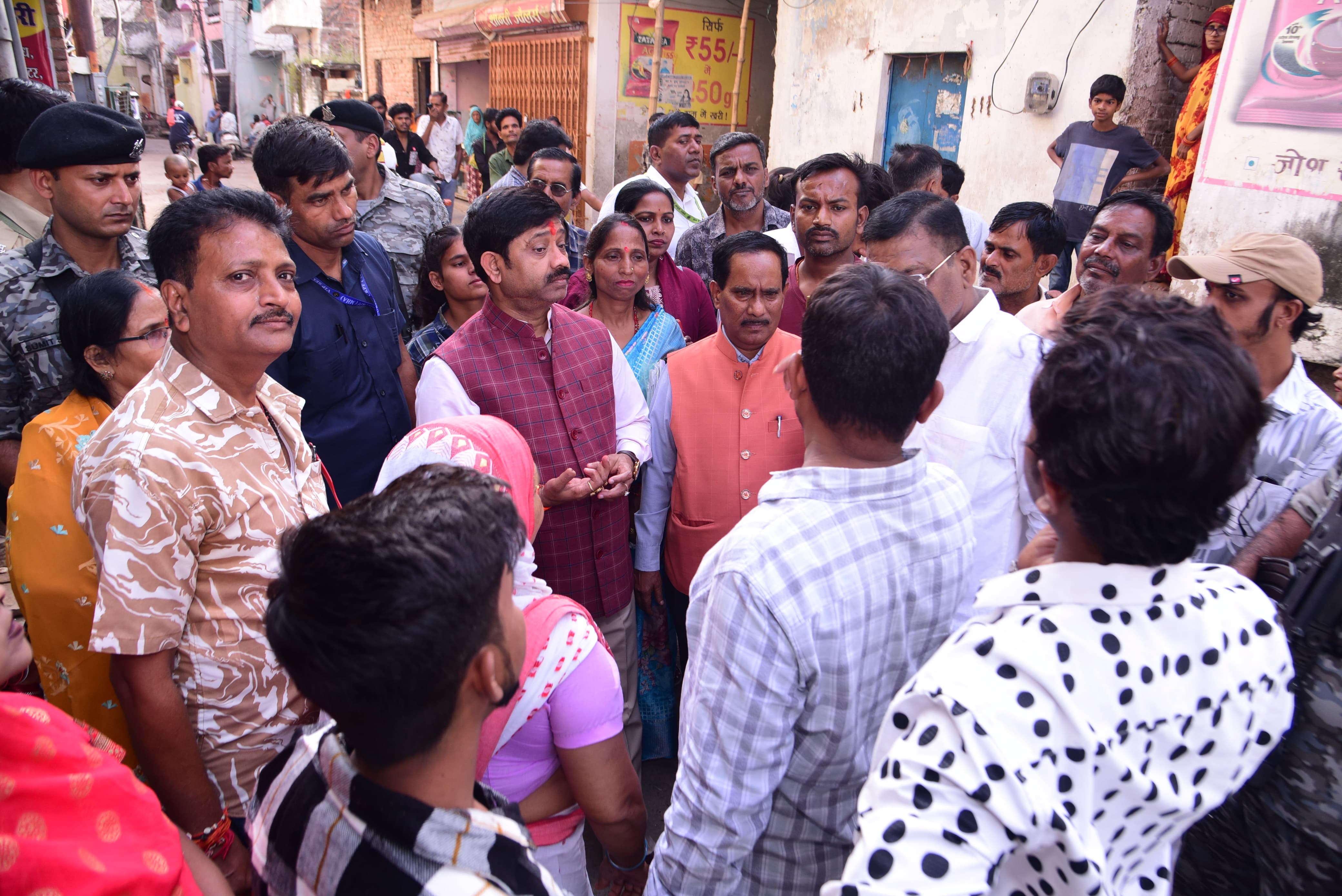 प्रयागराज के शहर दक्षिणी विधानसभा क्षेत्र की जनता की समस्याओं को सुनते हुए मंत्री नन्द गोपाल गुप्ता नंदी का छाया चित्र