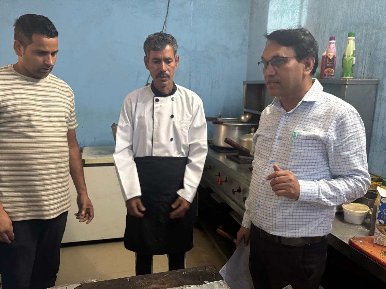 दुकानों में मिलावटी खाद्य पदार्थों की निरीक्षण करते खाद्य सुरक्षा एवं औषधि प्रशासन की टीम दुकानों में मिलावटी खाद्य पदार्थों की निरीक्षण करते खाद्य सुरक्षा एवं औषधि प्रशासन की टीम