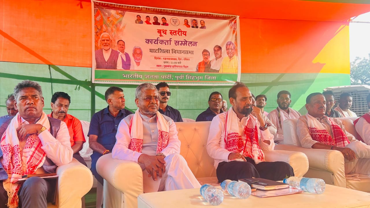 भाजपा प्रदेश अध्यक्ष कार्यक्रम को संबोधित करते हुए भाजपा प्रदेश अध्यक्ष कार्यक्रम को संबोधित करते हुए