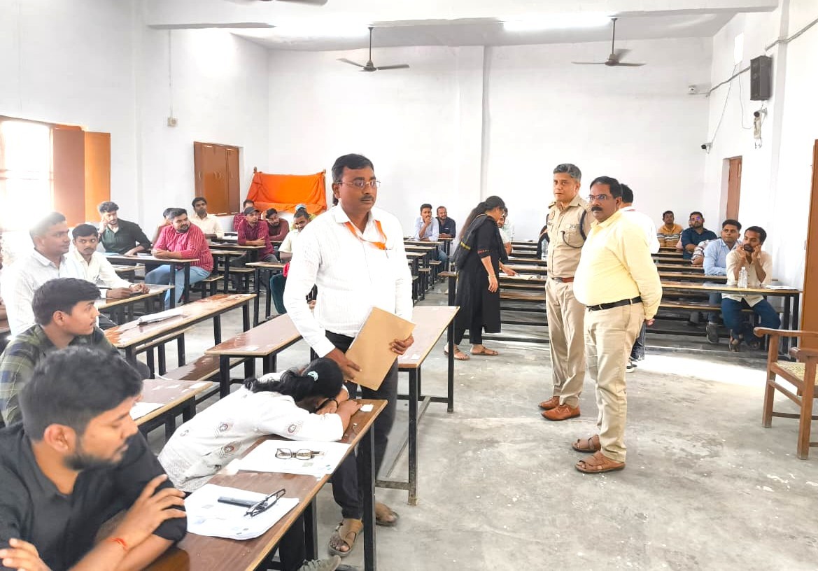 पुलिस अधीक्षक डॉ कौस्तुभ परीक्षा केंद्र चेक करते हुए