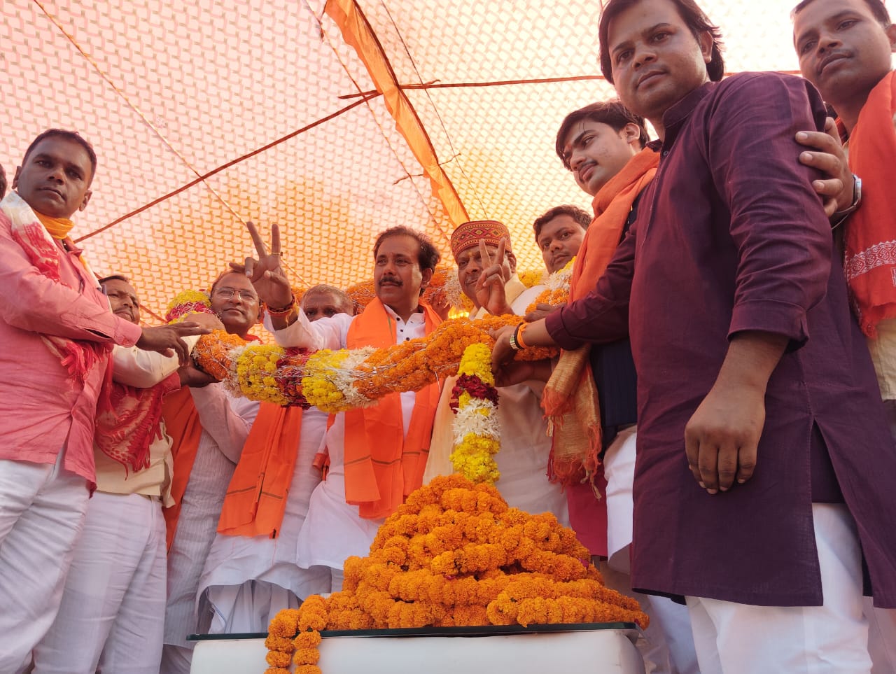 कैबिनेट मंत्री अनिल राजभर का  स्वागत करते कार्यकर्ता
