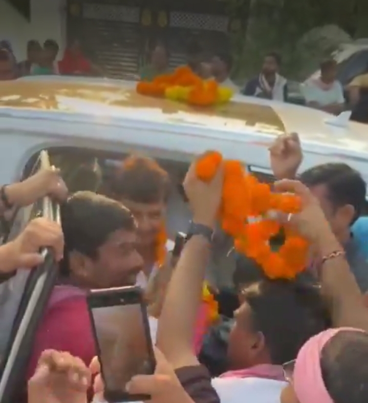 शिवपाल यादव का स्वागत करते समाजवादी पार्टी कार्यकर्ता शिवपाल यादव का स्वागत करते समाजवादी पार्टी कार्यकर्ता