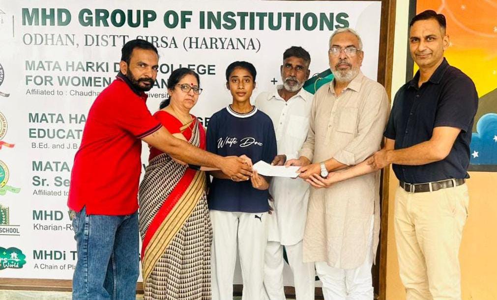 माता हरकी देवी शिक्षण संस्थान में छात्रा हरमन को सम्मानित करते हुए। माता हरकी देवी शिक्षण संस्थान में छात्रा हरमन को सम्मानित करते हुए।