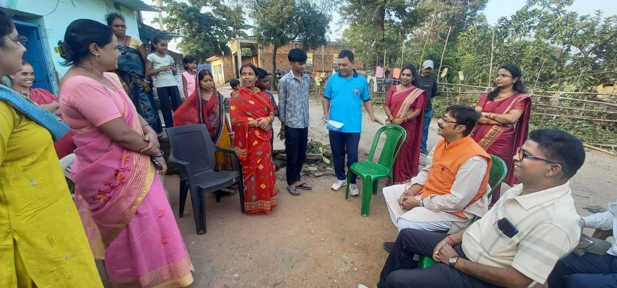 अभिभावकों से मिलते शिक्षक अभिभावकों से मिलते शिक्षक