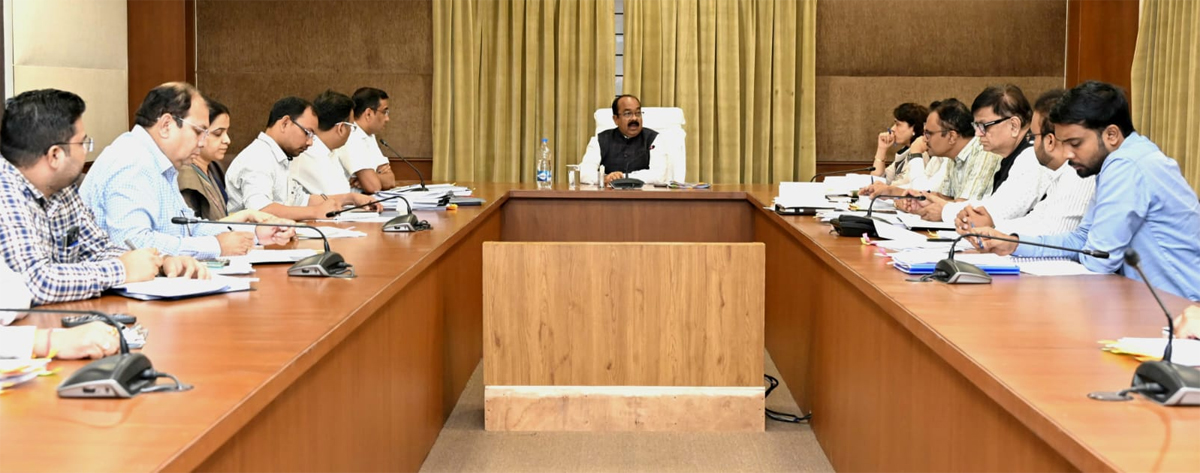 उप मुख्यमंत्री अरुण साव नगरीय प्रशासन विभाग के कार्यों की समीक्षा करते उप मुख्यमंत्री अरुण साव नगरीय प्रशासन विभाग के कार्यों की समीक्षा करते