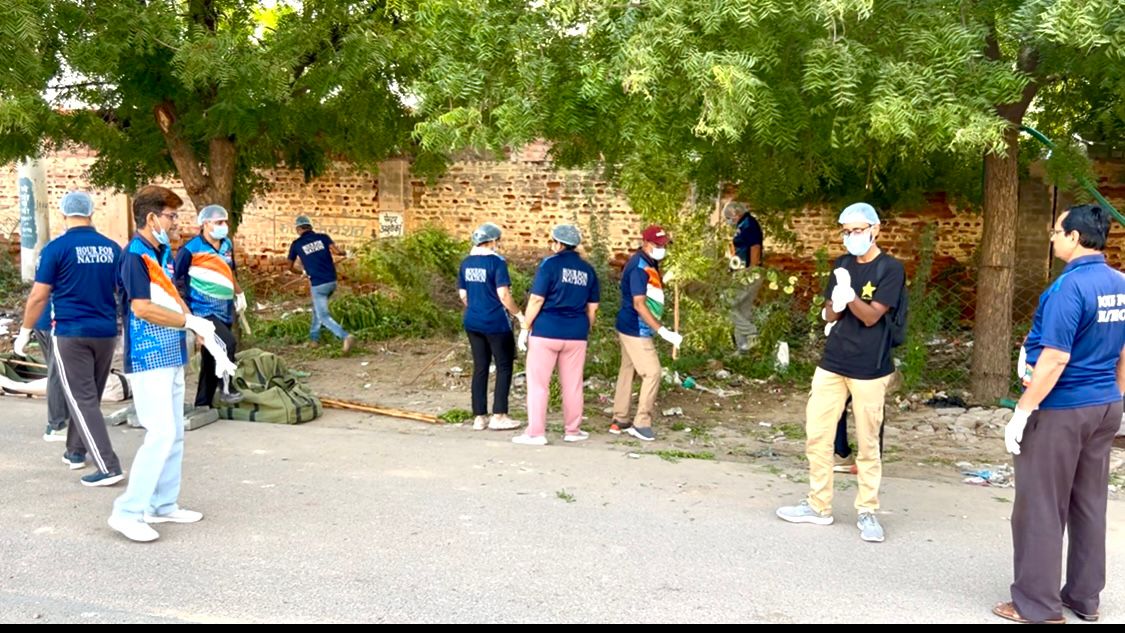 आयकर विभाग के अधिकारी और कर्मचारियों ने चलाया सफाई अभियान आयकर विभाग के अधिकारी और कर्मचारियों ने चलाया सफाई अभियान