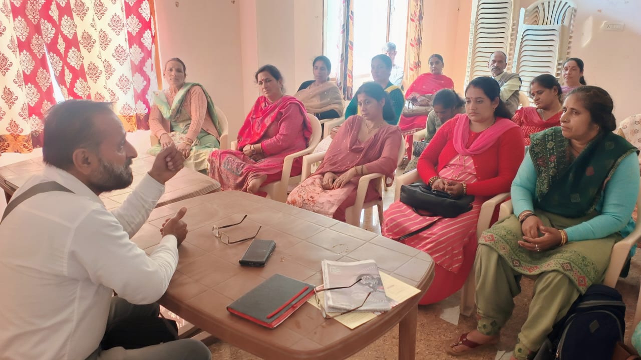 बैठक में चर्चा करते हुए मिड डे वर्करज। बैठक में चर्चा करते हुए मिड डे वर्करज।