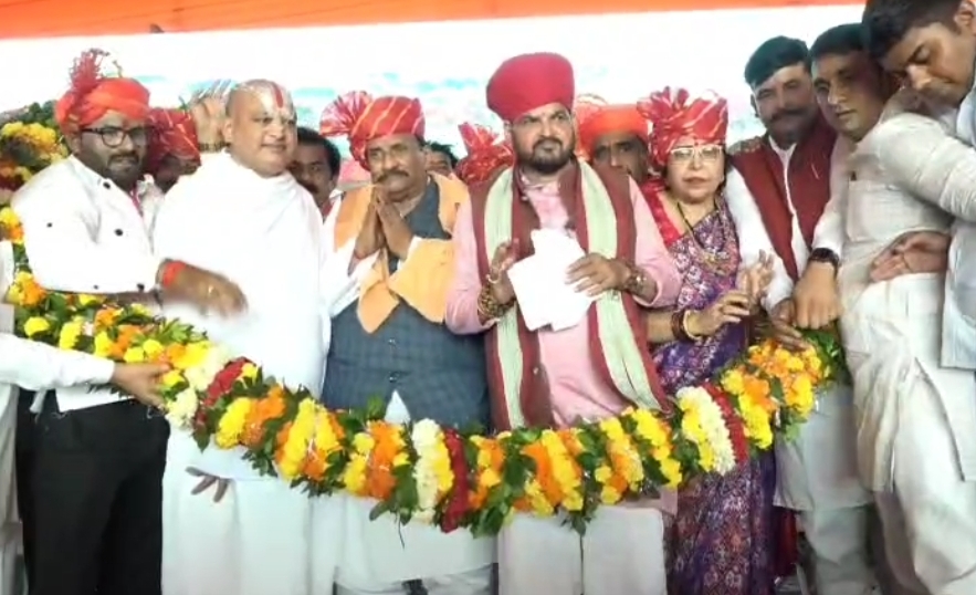 मंच पर मौजूद पूर्व सांसद ब्रजभूषण सिंह व अन्य का छायाचित्र मंच पर मौजूद पूर्व सांसद ब्रजभूषण सिंह व अन्य का छायाचित्र