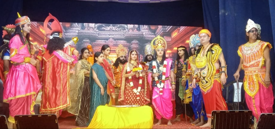 सीता स्वयंवर का मंचन करते कलाकार। सीता स्वयंवर का मंचन करते कलाकार।