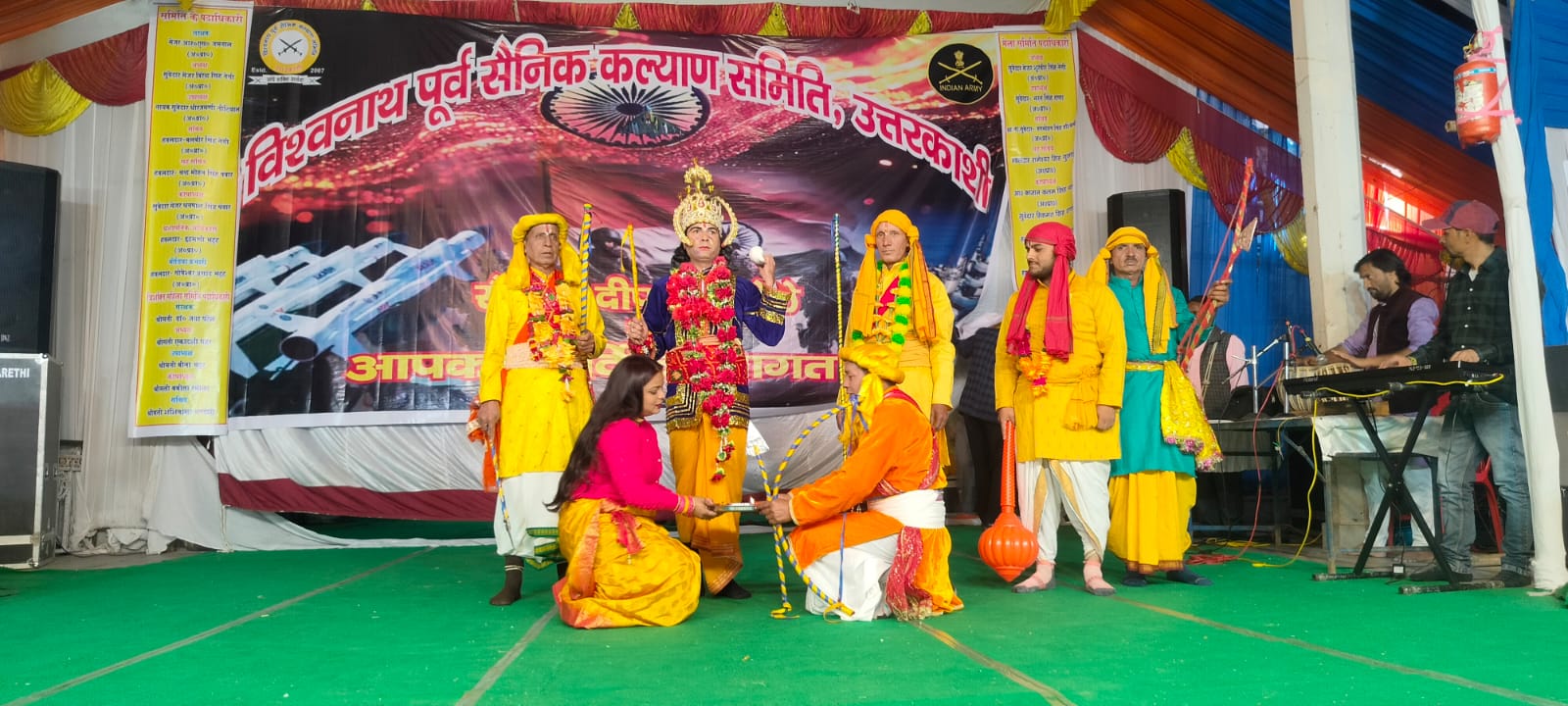 सैनिक मेले में वीर अभिमन्यु नाटक का मंचन करते हुए कलाकार सैनिक मेले में वीर अभिमन्यु नाटक का मंचन करते हुए कलाकार