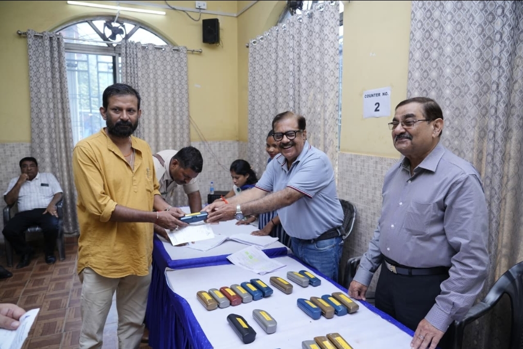 लोगों को चश्मा देते बिरादरी के पदाधिकारी लोगों को चश्मा देते बिरादरी के पदाधिकारी