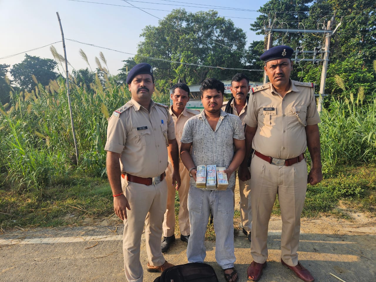 पुलिस गिरफ्त में हुंडी कारोबारी