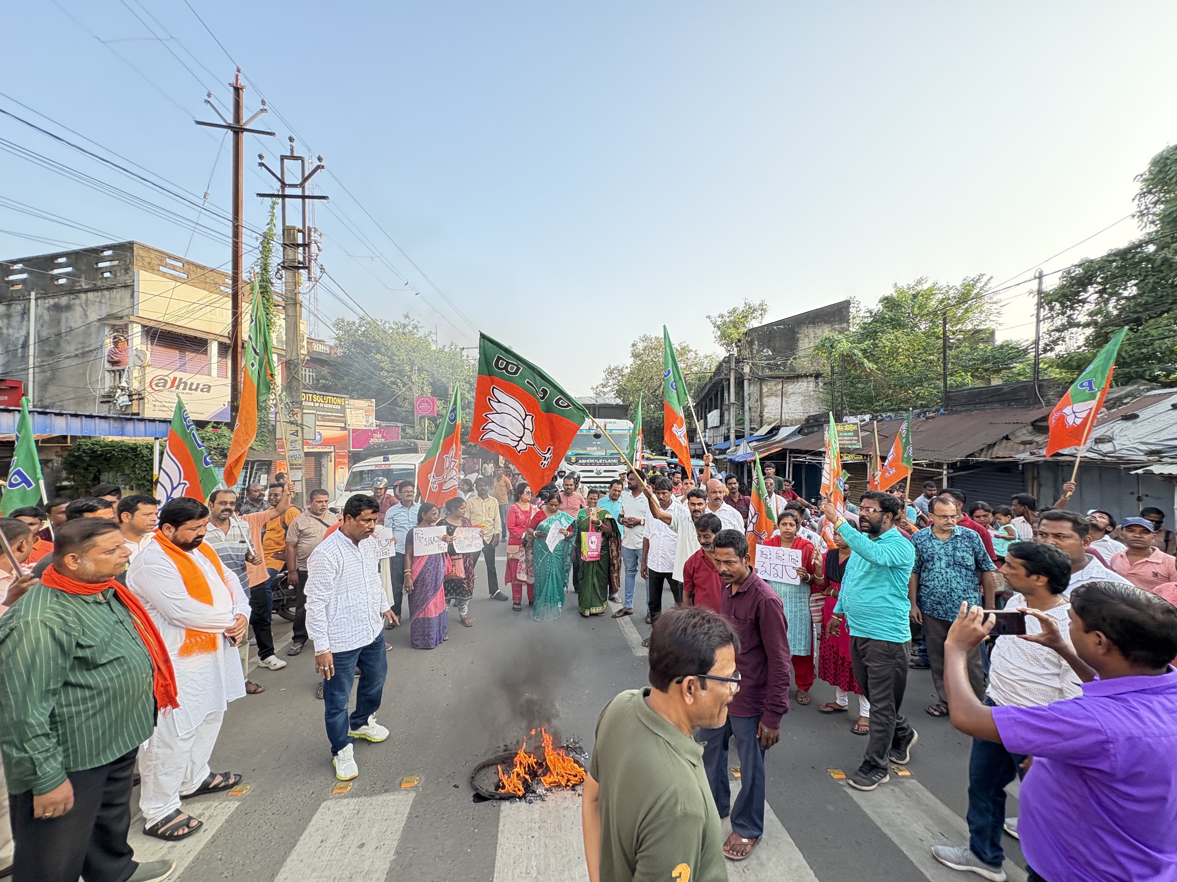 मोगरा में विरोध प्रदर्शन करते भाजपा नेता और कार्यकर्ता