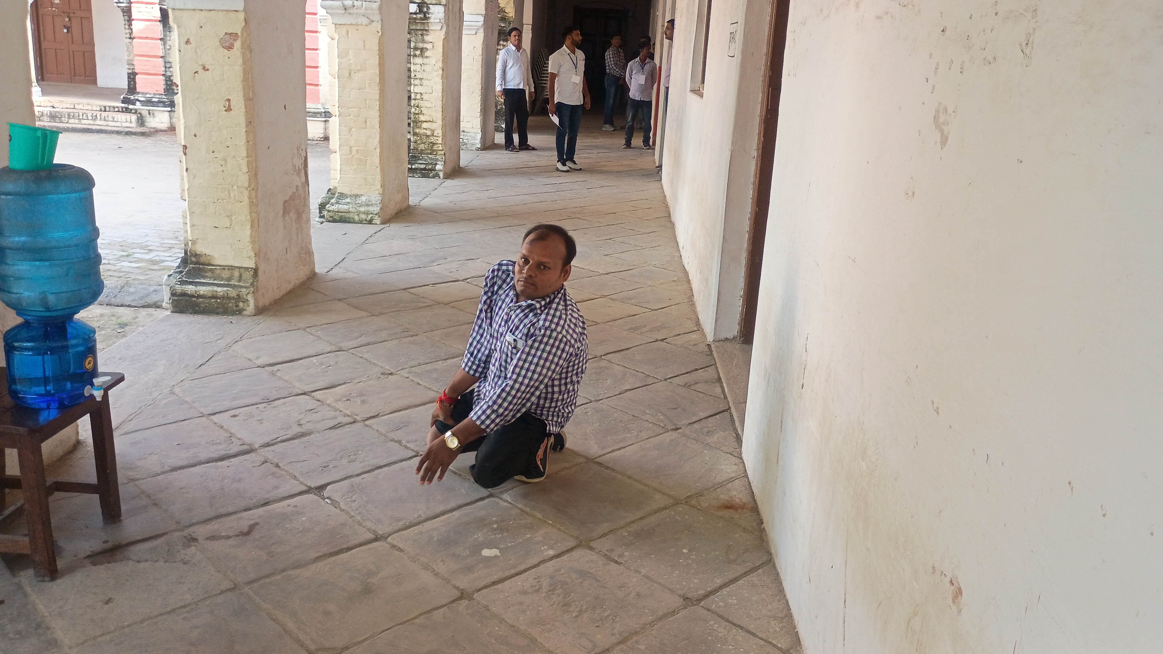 दिव्यांग छात्र परीक्षा देने पहुंचे दिव्यांग छात्र परीक्षा देने पहुंचे