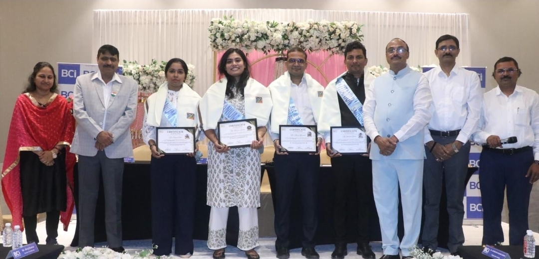 टाइटेनियम की बैठक की तस्वीर टाइटेनियम की बैठक की तस्वीर