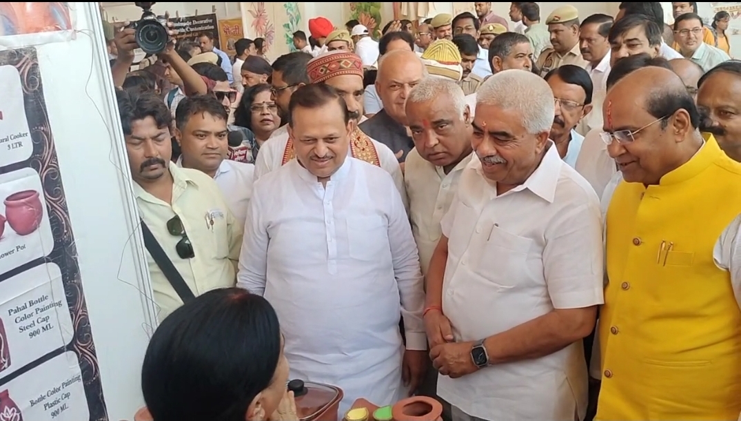 स्टाल पर जाकर जानकारी लेते कैबिनेट मंत्री राकेश सचान (मध्य में)  सांसद रमेश अवस्थी (बाएं) विधायक सुरेंद्र मैथानी (दाएं)