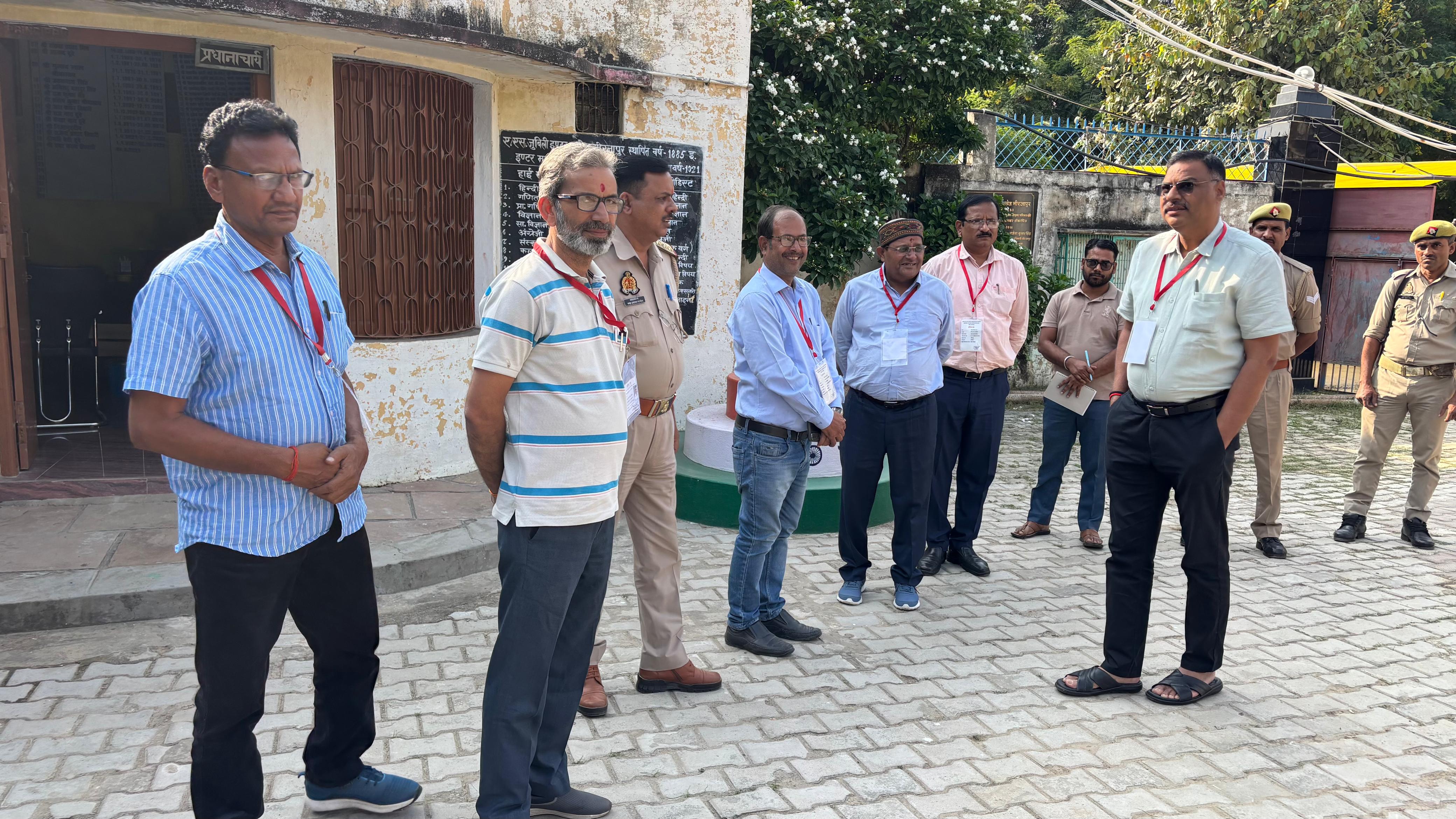 परीक्षा केन्द्रों का निरीक्षण करते जिलाधिकारी पवन कुमार गंगवार व अन्य। परीक्षा केन्द्रों का निरीक्षण करते जिलाधिकारी पवन कुमार गंगवार व अन्य।