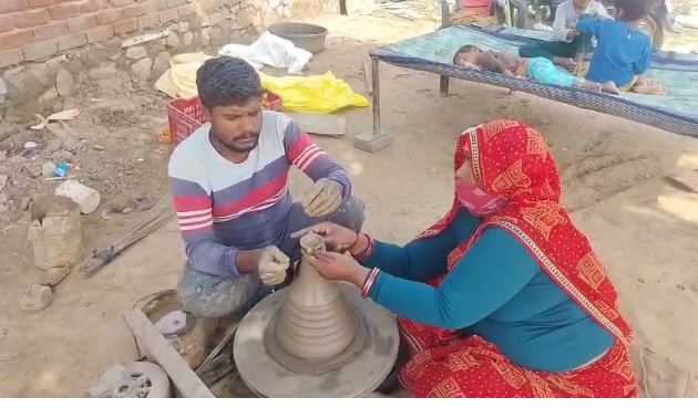 दीपावली का त्यौहार आते ही कुम्हारों के चाक ने पकड़ी रफ्तार दीपावली का त्यौहार आते ही कुम्हारों के चाक ने पकड़ी रफ्तार