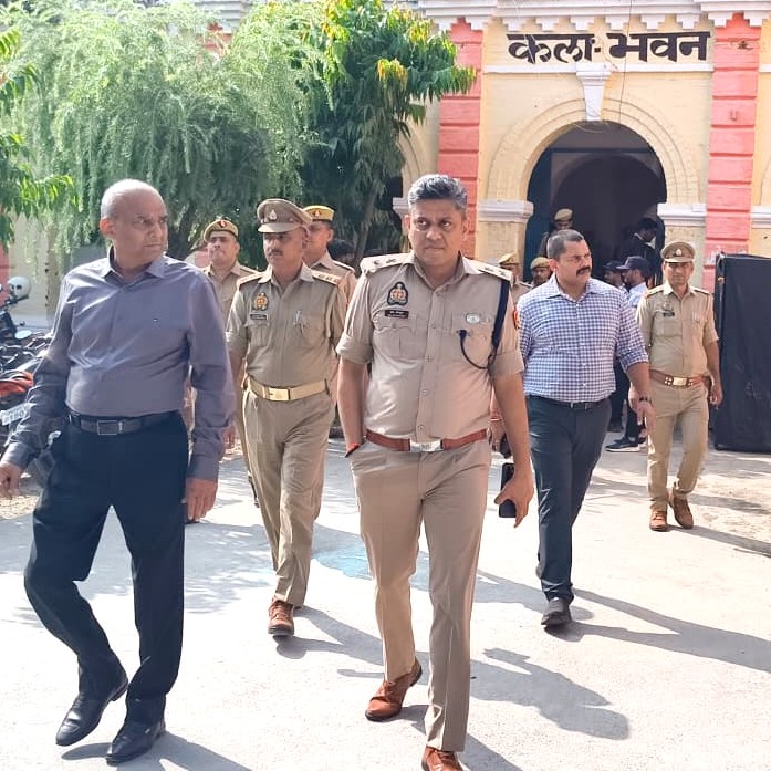 पुलिस अधीक्षक डॉ कौस्तुभ परीक्षा केंद्र से निकलते हुए