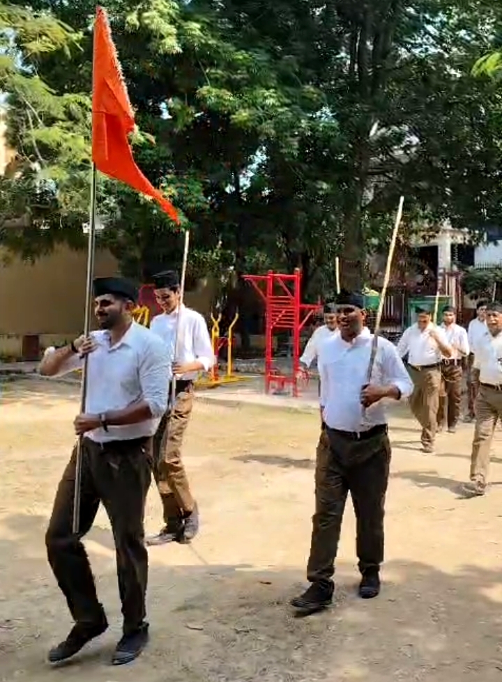 पथ संचलन में निकलते हुए संघ के स्वयंसेवक पथ संचलन में निकलते हुए संघ के स्वयंसेवक