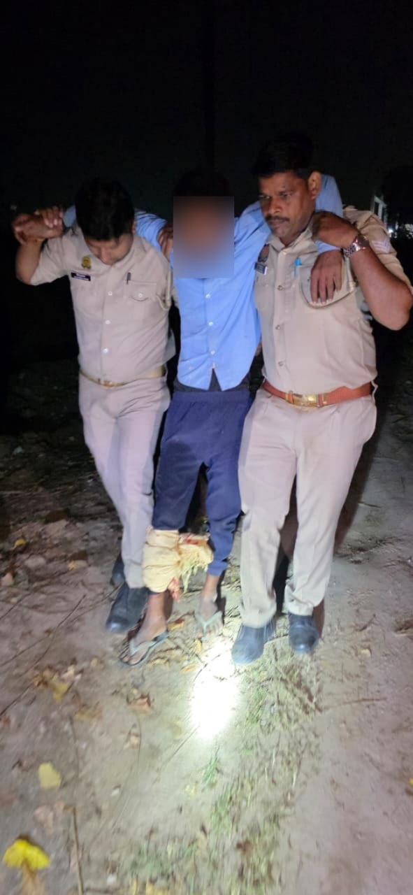पुलिस की गोली से घायल ललित को ले जाती पुलिस पुलिस की गोली से घायल ललित को ले जाती पुलिस