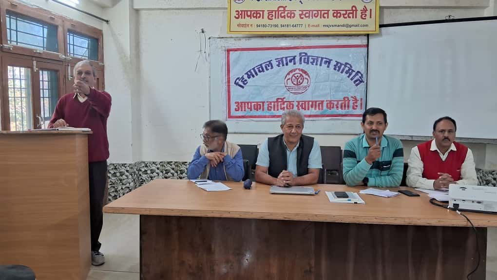 ज्ञान विज्ञान समिति राज्य कमेटी की बैठक के दौरान चर्चा करते हुए। ज्ञान विज्ञान समिति राज्य कमेटी की बैठक के दौरान चर्चा करते हुए।