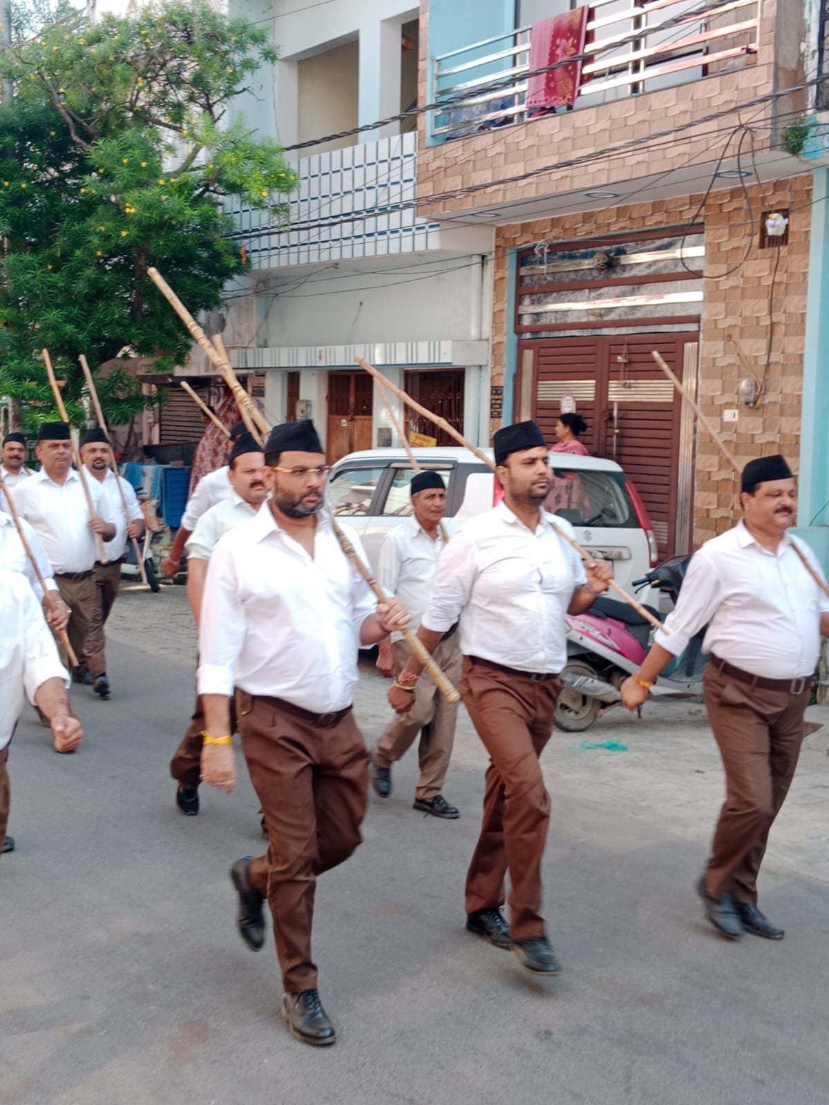 पथ संचलन करते स्वयंसेवक पथ संचलन करते स्वयंसेवक
