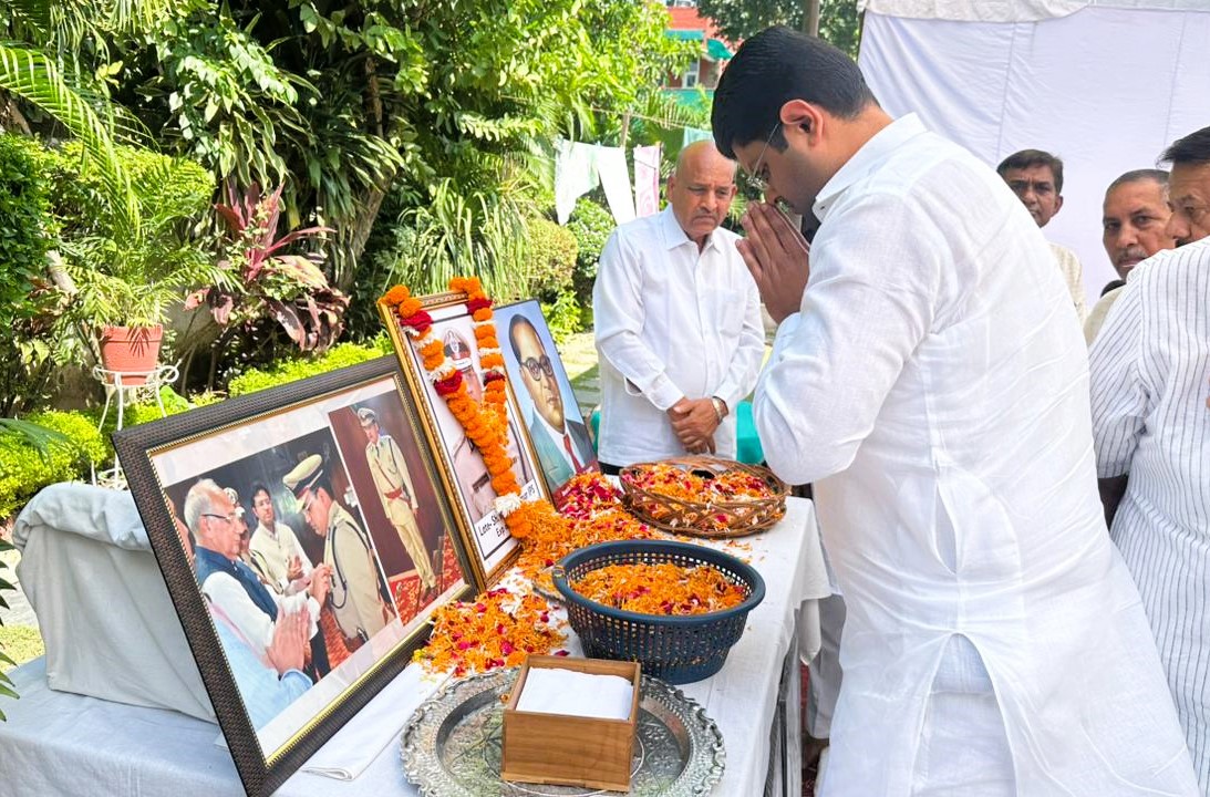हरियाणा के पूर्व उपमुख्यमंत्री दुष्यंत चौटाला पूरन कुमार को श्रद्धांजलि भेंट करते हुए हरियाणा के पूर्व उपमुख्यमंत्री दुष्यंत चौटाला पूरन कुमार को श्रद्धांजलि भेंट करते हुए