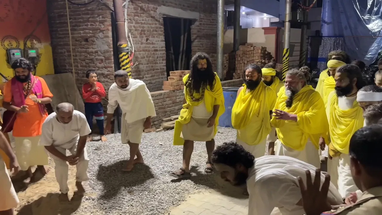 पदयात्रा करते हुए महाराज प्रेमानंद महाराज