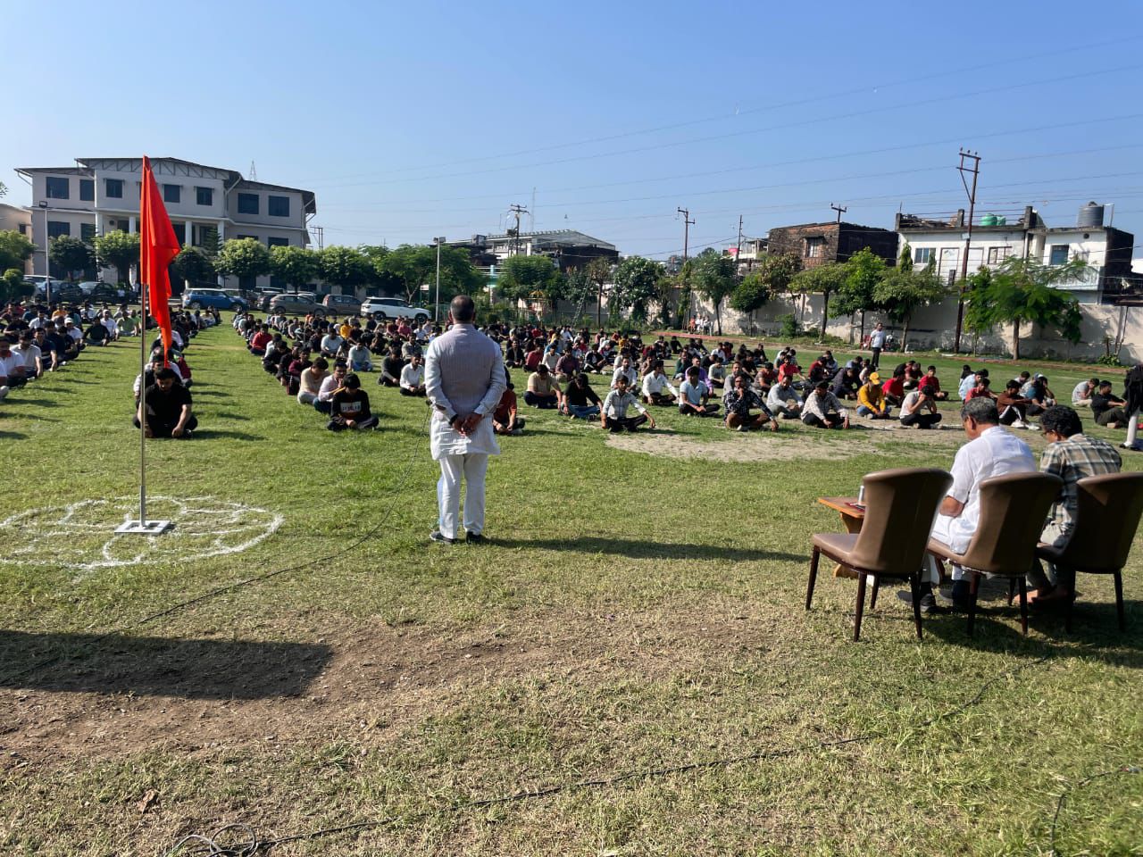 शारीरिक योगाभ्यास का प्रदर्शन करते स्वयंसेवक। शारीरिक योगाभ्यास का प्रदर्शन करते स्वयंसेवक।