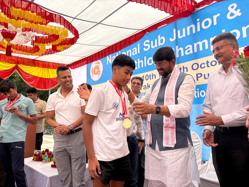 मंत्री पटेल ने खिलाड़ियों को पुरस्कार वितरण कर सम्मानित किया मंत्री पटेल ने खिलाड़ियों को पुरस्कार वितरण कर सम्मानित किया