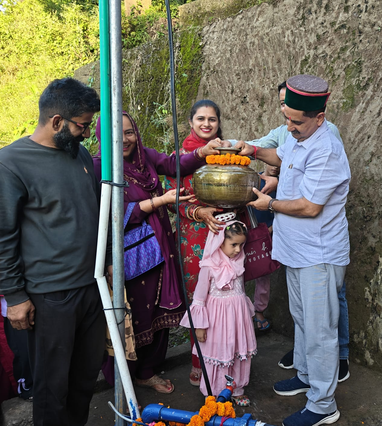 हैंडपंप का लोकार्पण करते हुए विधायक केवल पठानिया। हैंडपंप का लोकार्पण करते हुए विधायक केवल पठानिया।
